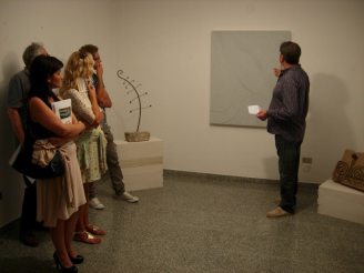 "Frammenti" l'inaugurazione di domenica 2 agosto con la presentazione del Sindaco di Scontrone Ileana Schipani e il percorso della mostra esposto direttamente dall'artista Lino Spada.